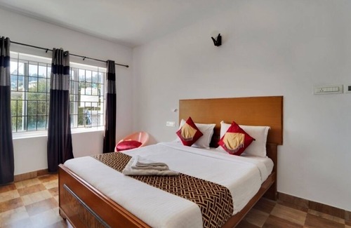 Lovedale Hotel | iROOMZ Rich Queen House Cottage