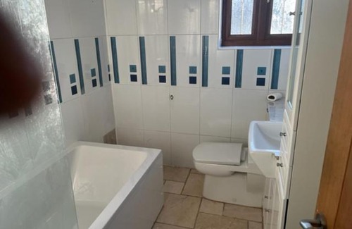 Squirrel's Heath Apartment | `isimi Romford London [ Modern 6 Bedroom House]