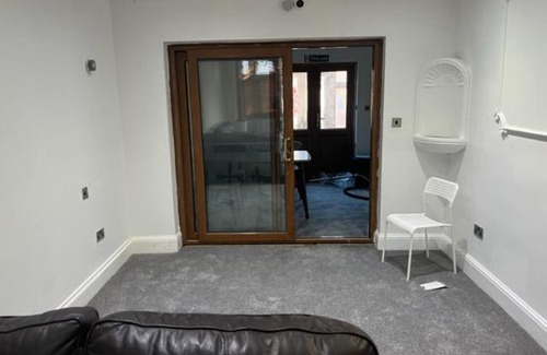 Squirrel's Heath Apartment | `isimi Romford London [ Modern 6 Bedroom House]