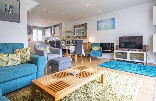 South Cerney House | Isis Lakes 84, Tortola Lodge (P)
