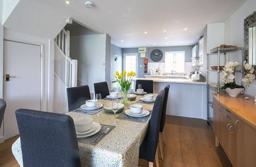 South Cerney House | Isis Lakes 84, Tortola Lodge (P)