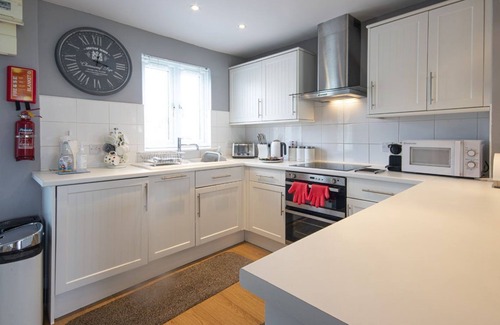 South Cerney House | Isis Lakes 84, Tortola Lodge (P)