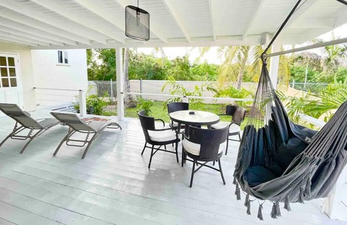 Wotton House | Island 4 Bed Home | Large Deck, Fast WIFI, BBQ, AC
