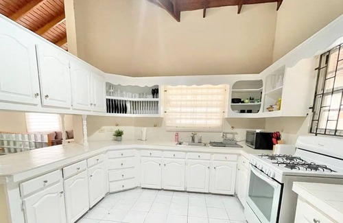 Wotton House | Island 4 Bed Home | Large Deck, Fast WIFI, BBQ, AC