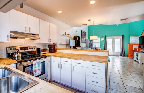 Old Town Condo | Island Escape: Charming Condo Just Steps From Duval Street, Near Southernmost Point, Shared Pool!