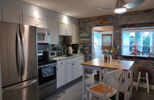 Seaside Homes House | Island life, tiki deck, short walk to beach and parks, close to shopping