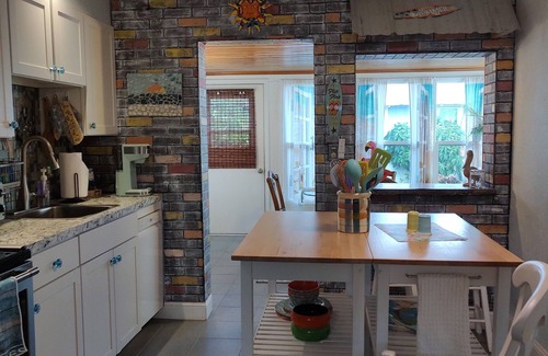 Seaside Homes House | Island life, tiki deck, short walk to beach and parks, close to shopping