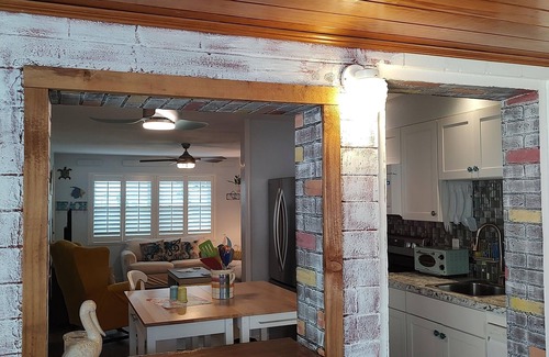 Seaside Homes House | Island life, tiki deck, short walk to beach and parks, close to shopping