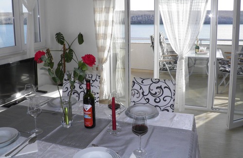 Dinjiska Apartment | Island Pag seafront 3