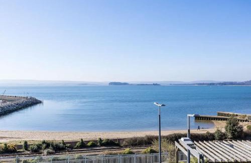 Hamworthy Apartment | Island's Edge- Moments from Hamworthy Beach and Park