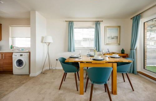 Hamworthy Apartment | Island's Edge- Moments from Hamworthy Beach and Park