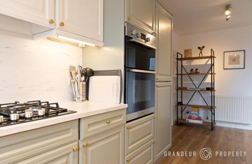 Poole Apartment | Island Views by Grandeur Property