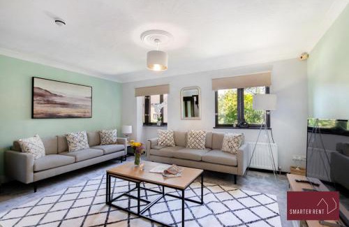 London Borough of Hounslow Apartment | Isleworth - 4 Bed Modern House