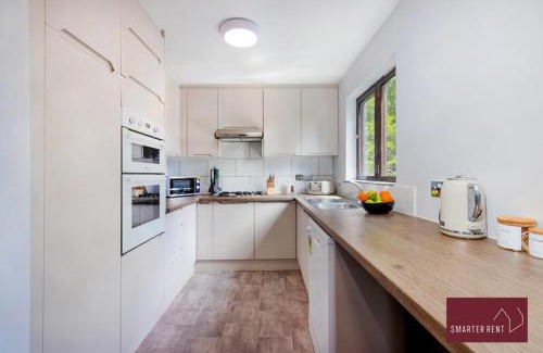 London Borough of Hounslow Apartment | Isleworth - 4 Bed Modern House