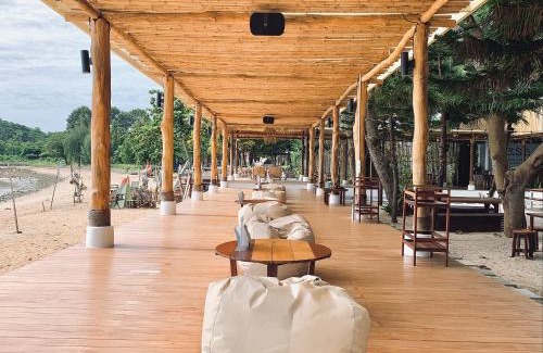 Sichon Hotel | Issara Beach Resort Beachfront