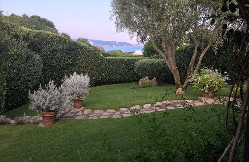 Punta Sardegna House | Pristine, family-friendly, gardens, terrace, walk to beach/piazzetta