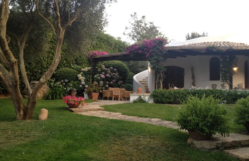 Punta Sardegna House | Pristine, family-friendly, gardens, terrace, walk to beach/piazzetta