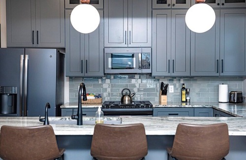 Indianapolis House | It's All Good - Two Homes *Sleeps 18*