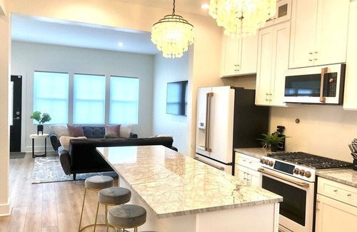 Indianapolis House | It's All Good - Two Homes *Sleeps 18*