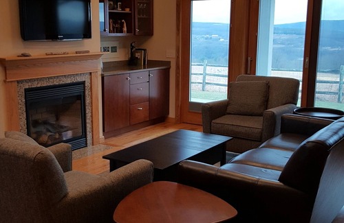 Ithaca House | ITHACA NY- 36 Acre Retreat, Breathtaking Sunsets, Private, CU, IC, Privacy-Enjoy