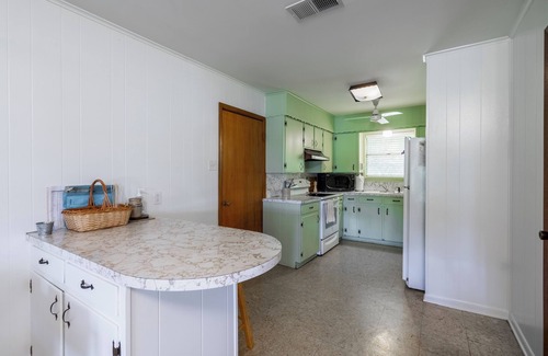 Malakoff House | It’s FALL! Cooler temps, Area Festivals! Family or couples getaway with pups!