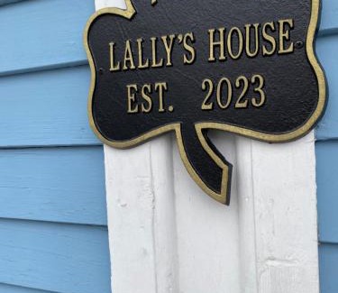 Salem Apartment | It’s Showtime-Book Lally’s House! Steps to Common!