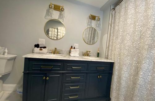 Salem Apartment | It’s Showtime-Book Lally’s House! Steps to Common!