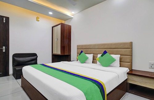 Surat Hotel | Itsy By Treebo - Ospite