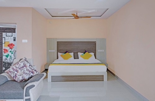 Ninnimamidi Hotel | Itsy Hotels Abhitej Inn