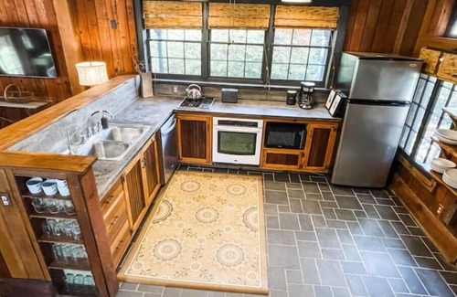 Batesville Cabin | Ivy Rose Cottage nestled b/t Cville & Vineyards