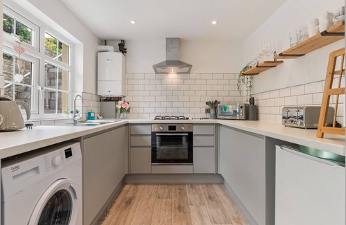 Saundersfoot Cottage | Ivydene Cottage - Stone Throw to Beach, Sea Views