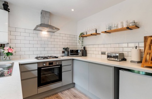 Saundersfoot Cottage | Ivydene Cottage - Stone Throw to Beach, Sea Views