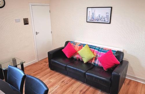 Wolverhampton House | J BOOK NOW, Spacious 5 Bed Sleeps 9 Long Stays Workers & Families by Your Night Inn Group
