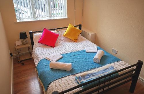 Wolverhampton House | J BOOK NOW, Spacious 5 Bed Sleeps 9 Long Stays Workers & Families by Your Night Inn Group