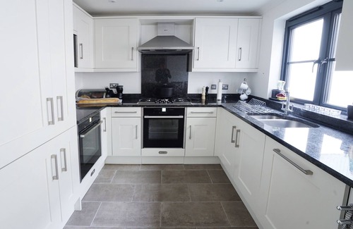 Cowes House | J House-Sleeps 12-4 Bath-Roof Terrace-Cowes Centre