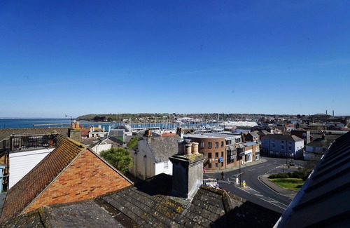 Cowes House | J House-Sleeps 12-4 Bath-Roof Terrace-Cowes Centre