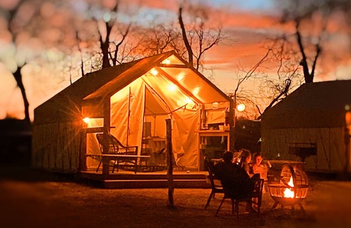 Prairie Lea House | #J Son's Blue River Camp - Glamping Cabin w/2 Queen Beds