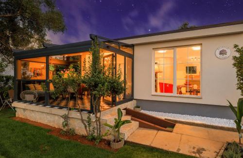 Milcetici House | Jacaranda Cottage