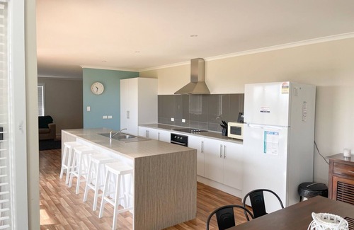 Waterhouse House | Jama - Coastal Entertainer - 200 metres to Robes' famous Longbeach!