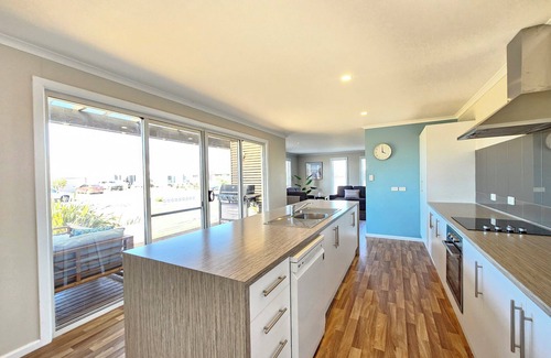 Waterhouse House | Jama - Coastal Entertainer - 200 metres to Robes' famous Longbeach!