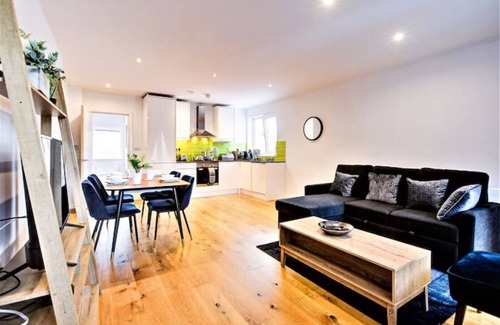 Hemel Hempstead Apartment | Jambo Stays Comfy for contractors, relocators and families. Convinient in Town