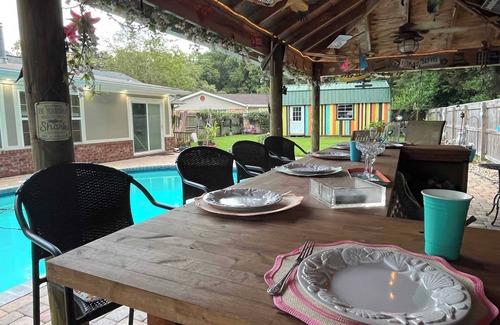 North Northwest Pensacola House | Jan's Oasis Family Retreat Pool, Bar, Games & Fun!
