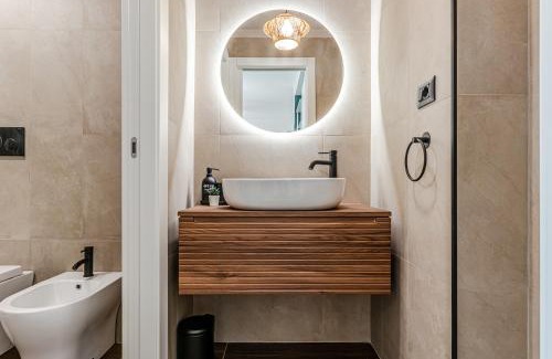 Livorno Apartment | Japandi Apartment, Zona Porto Livorno con Balcone e Jacuzzi Idromassaggio