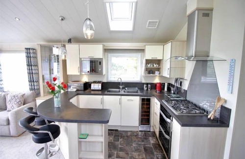 Lincoln Cottage | Jasmine Lodge - a lodge that sleeps 4 guests in 3 bedrooms