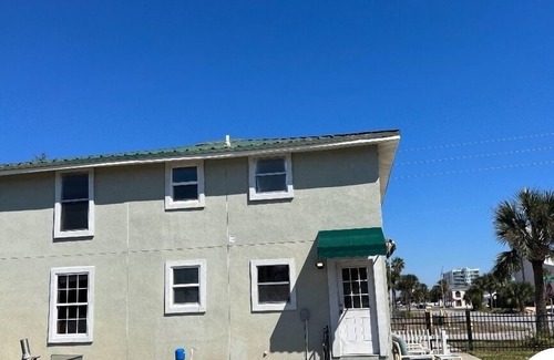 Jacksonville Beach Condo | Jax Beach home. Close to the beaches, shops, restaurants and bars.