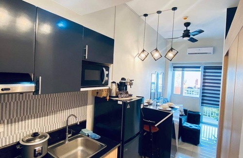 San Dionisio Condo | Jazz's Cozy Abode- W/PS4,Netflix,Karaoke/Near NAIA