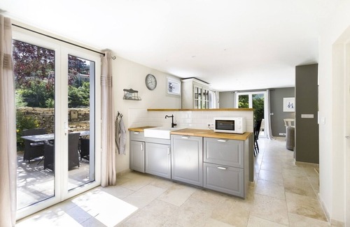 Bonnieux Villa | JDV Holidays - 4 bed villa with heated pool, A/C, garden and spectacular views