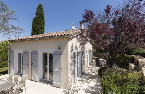Bonnieux Villa | JDV Holidays - 4 bed villa with heated pool, A/C, garden and spectacular views