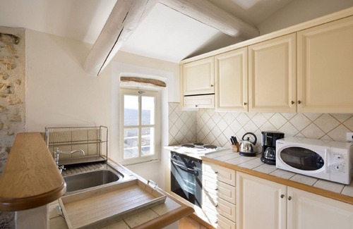 Bonnieux Apartment | JDV Holidays-The Old Gendarmerie, Bonnieux, 2 bedrooms, shared pool, great views