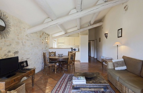 Bonnieux Apartment | JDV Holidays-The Old Gendarmerie, Bonnieux, 2 bedrooms, shared pool, great views